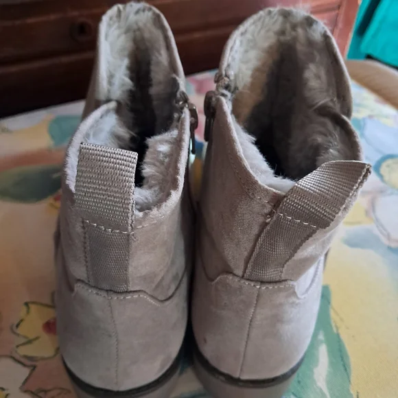 Ladies Gray Suede Ankle Boots Fur Lined - Picture 3 of 3